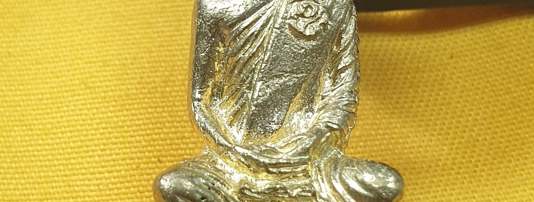 รูปหล่อลอยองค์ในหลวงทรงผนวช ปี2508 เนื้อโลหะกะไหล่ทองสม