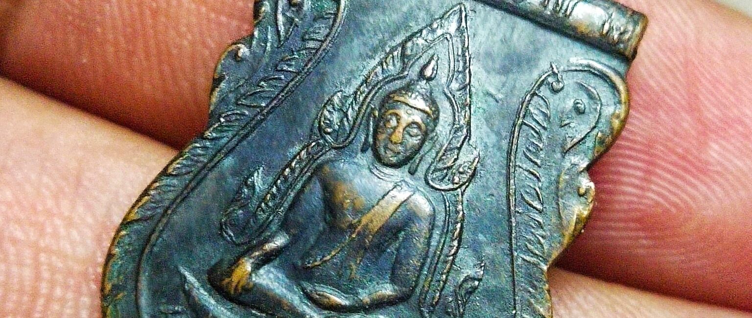 เหรียญเสมาพระพุทธชินราชหลังอกเลา 
 เนื้อทองแดงรมดำ บล็อ
