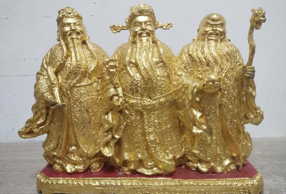 โลหะปิดทอง ครับ
 ฮก ลก ซิ่ว หรือ ซานซิง เป็น 3 เทพเจ้าจ